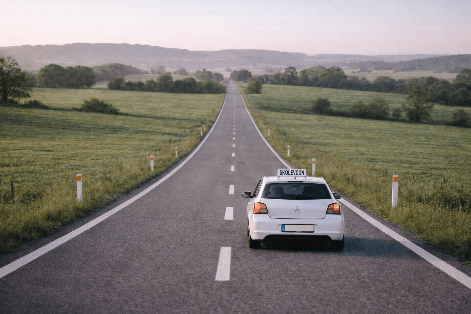 Kørelærer underviser elev i bil – Kørelærerforeningen Danmark